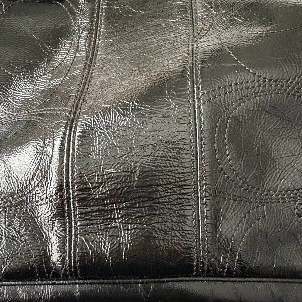 Coach Black Patent Leather Double Side Pockets Kiss Lock Closure luxury Chic